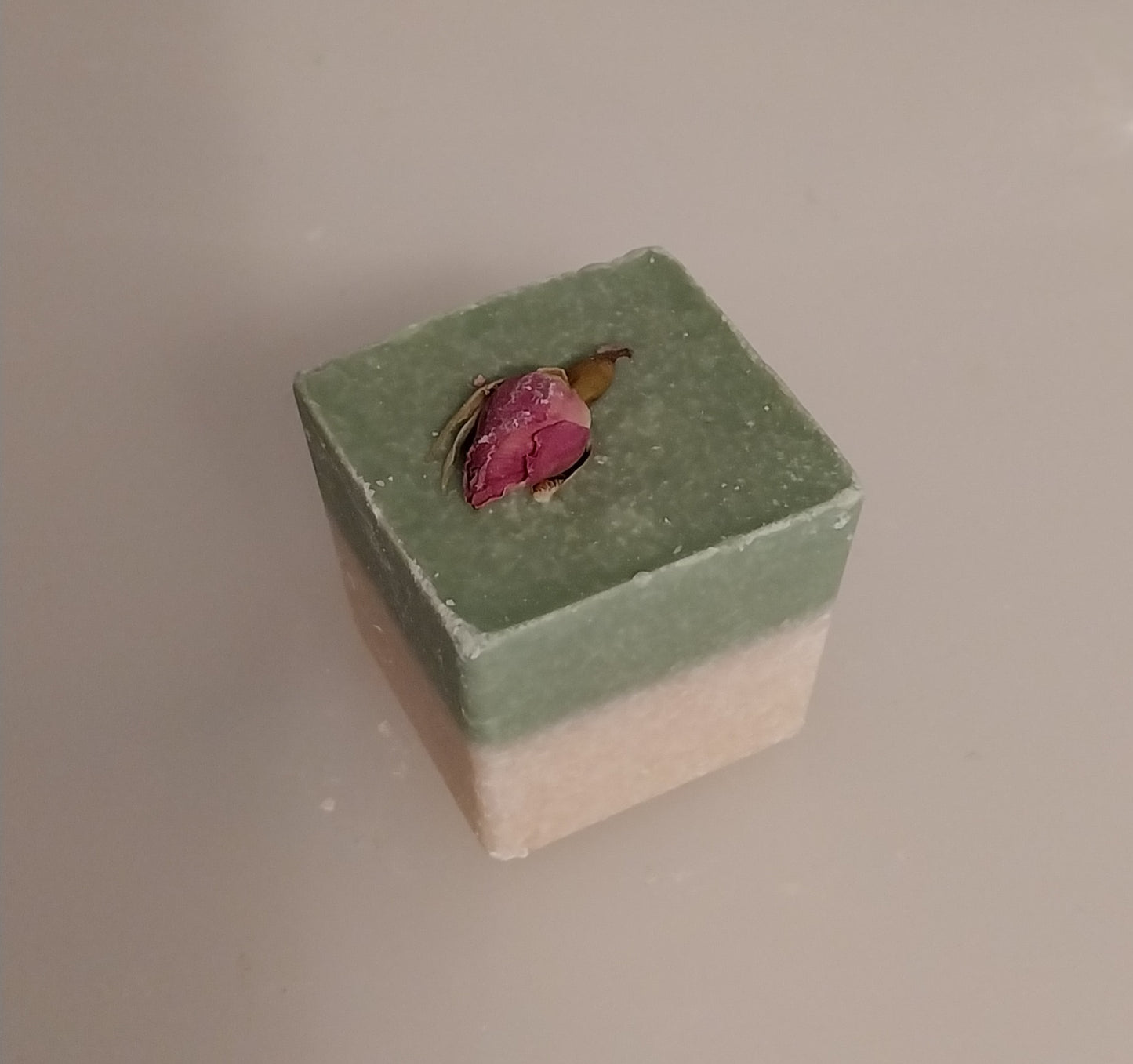 Chocolat de bain aux raisins et à la rose